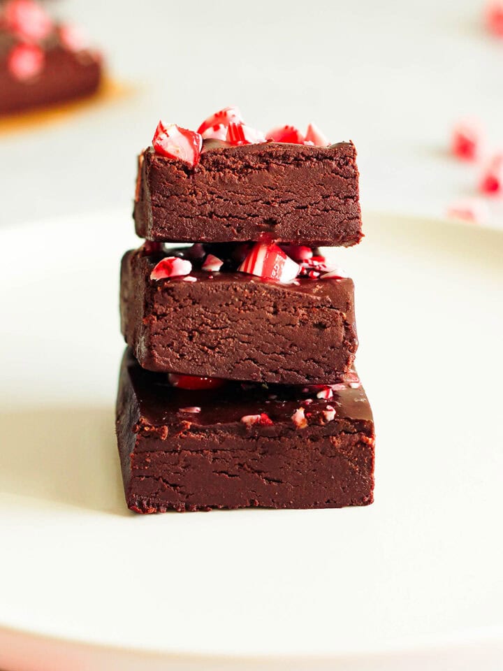 easy no-bake peppermint fudge with dark chocolate